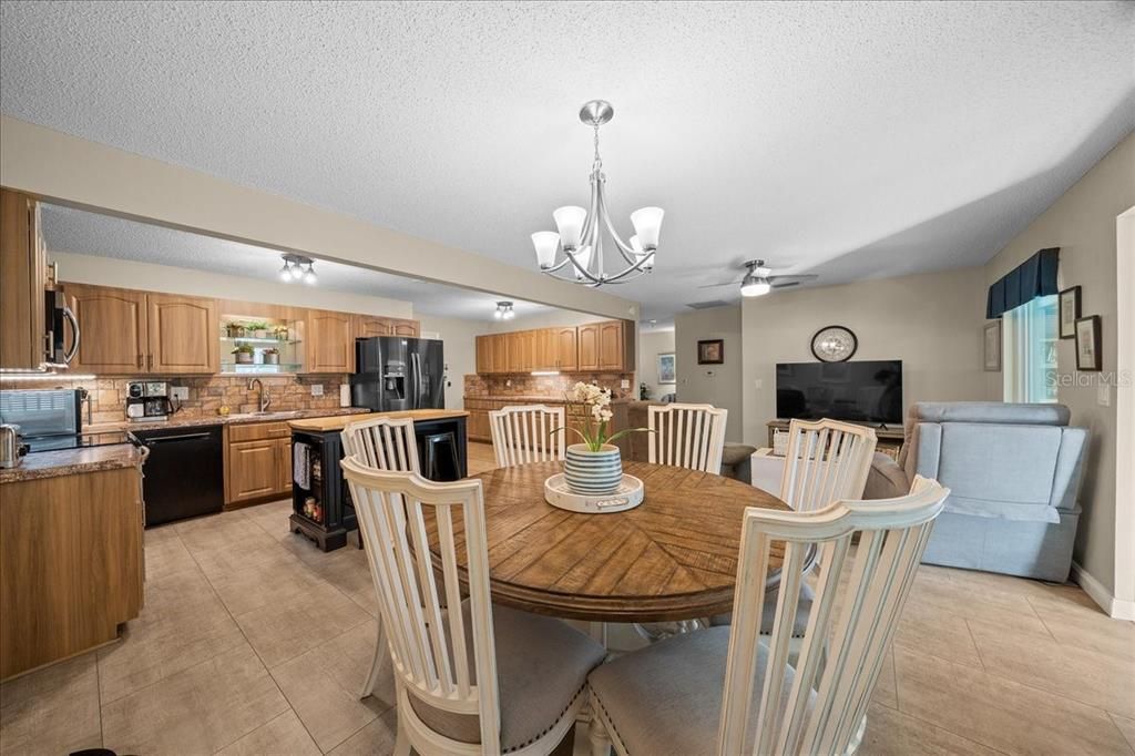 На продажу: $244,900 (2 спален, 2 ванн, 1755 Квадратных фут)