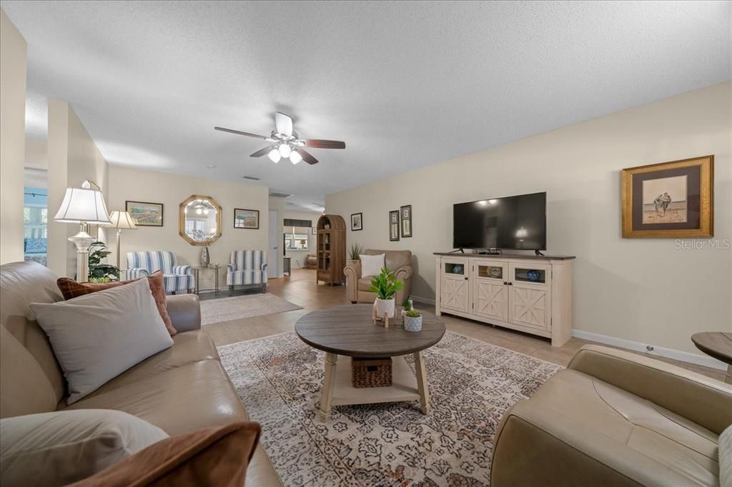 На продажу: $244,900 (2 спален, 2 ванн, 1755 Квадратных фут)