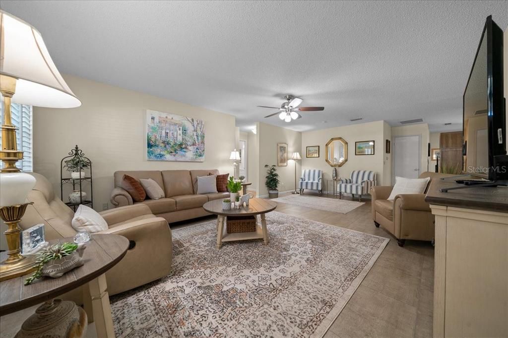 На продажу: $244,900 (2 спален, 2 ванн, 1755 Квадратных фут)