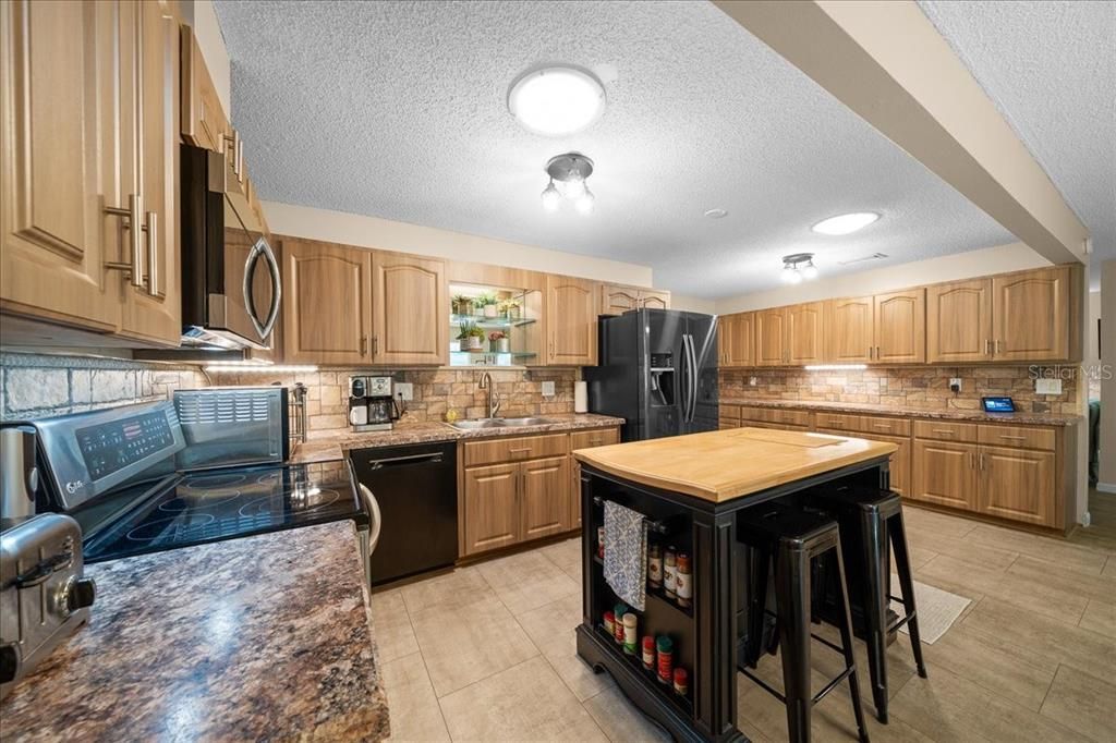 На продажу: $244,900 (2 спален, 2 ванн, 1755 Квадратных фут)