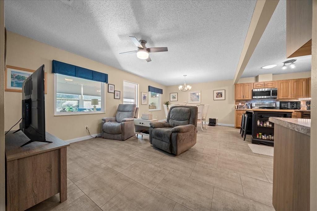 На продажу: $244,900 (2 спален, 2 ванн, 1755 Квадратных фут)