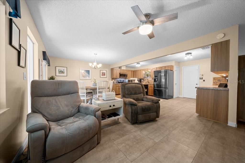 На продажу: $244,900 (2 спален, 2 ванн, 1755 Квадратных фут)