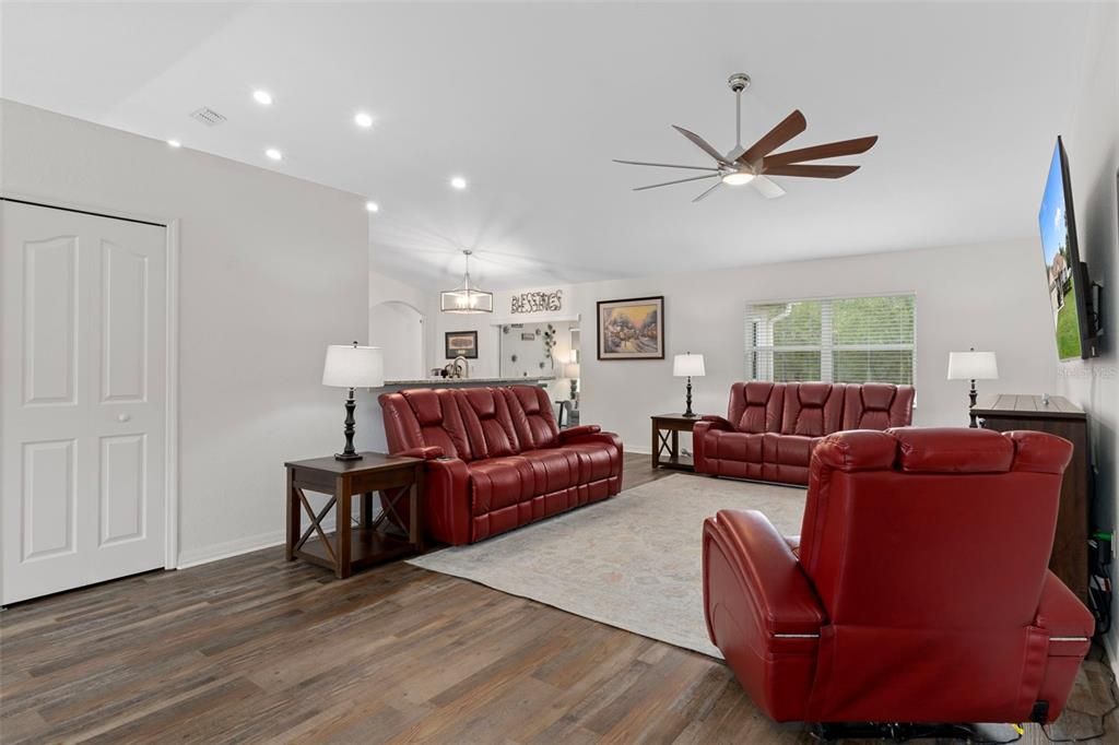 На продажу: $424,900 (4 спален, 3 ванн, 2368 Квадратных фут)