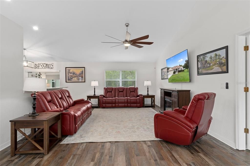 На продажу: $424,900 (4 спален, 3 ванн, 2368 Квадратных фут)