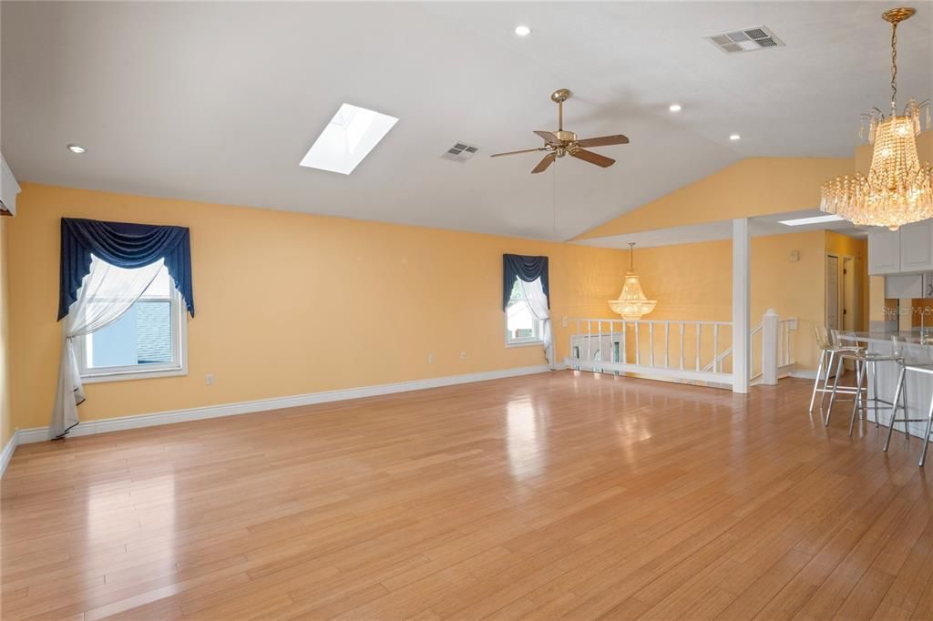 На продажу: $549,900 (3 спален, 3 ванн, 1736 Квадратных фут)