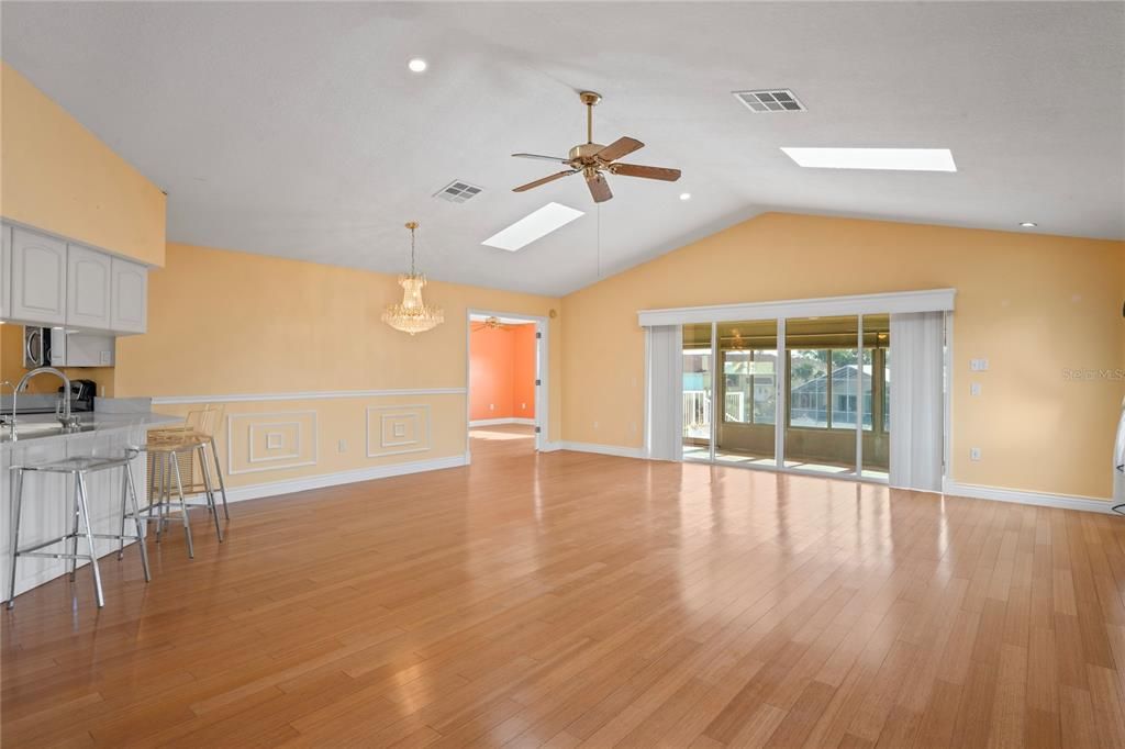 На продажу: $549,900 (3 спален, 3 ванн, 1736 Квадратных фут)