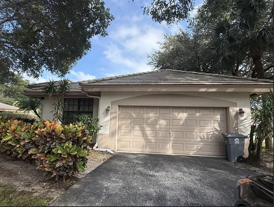 Active With Contract: $419,900 (3 beds, 2 baths, 2020 Square Feet)