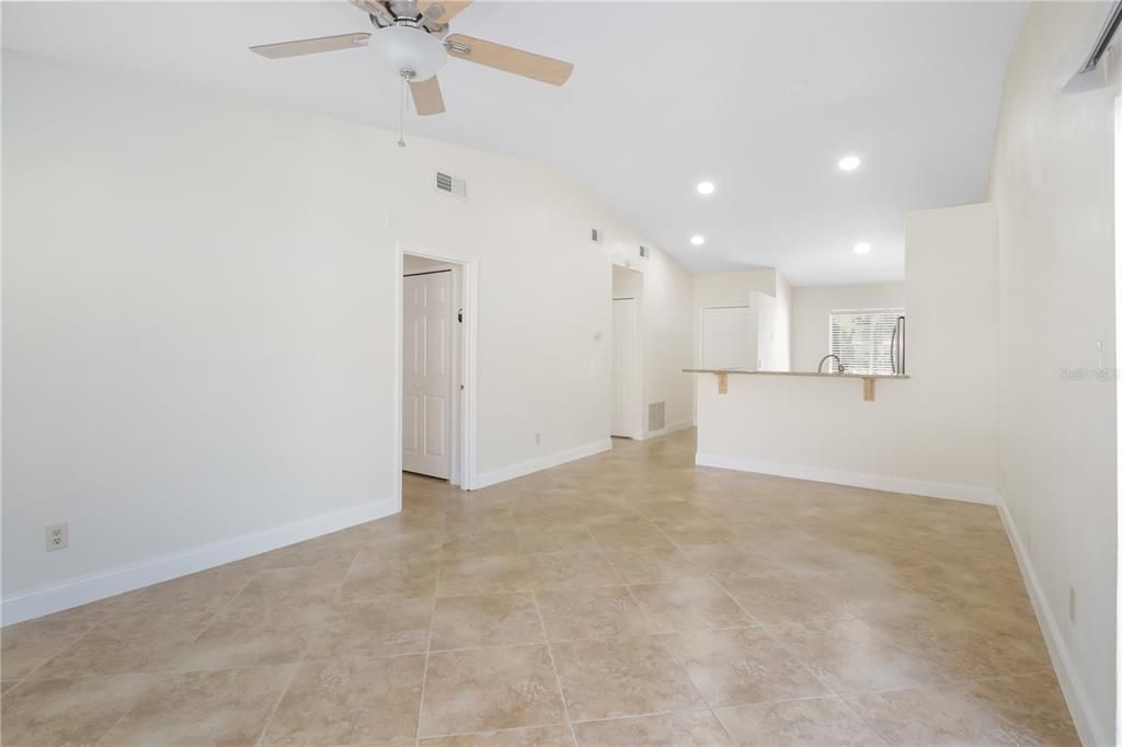 На продажу: $275,000 (2 спален, 2 ванн, 1020 Квадратных фут)