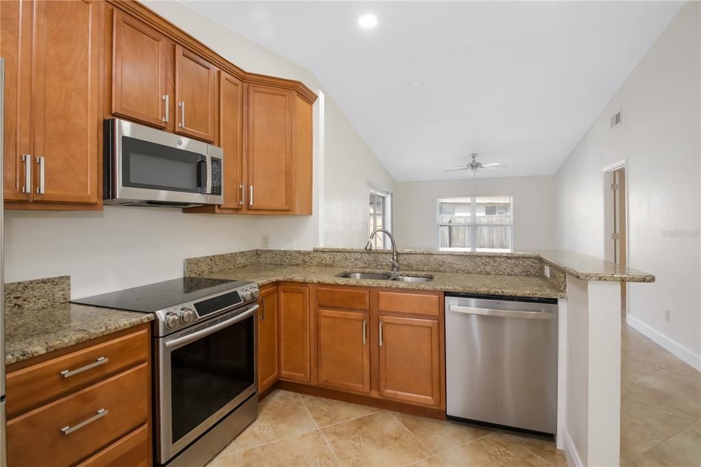 На продажу: $275,000 (2 спален, 2 ванн, 1020 Квадратных фут)