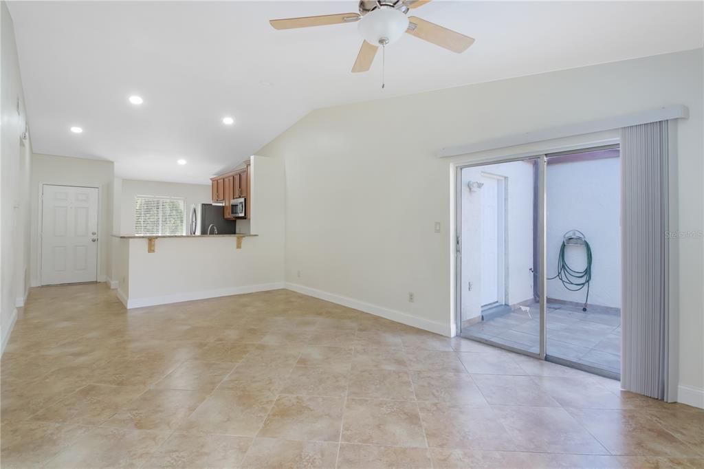 На продажу: $275,000 (2 спален, 2 ванн, 1020 Квадратных фут)