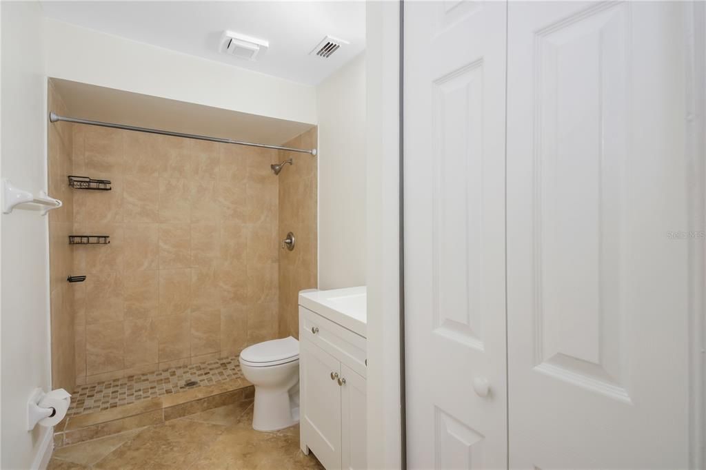 На продажу: $275,000 (2 спален, 2 ванн, 1020 Квадратных фут)