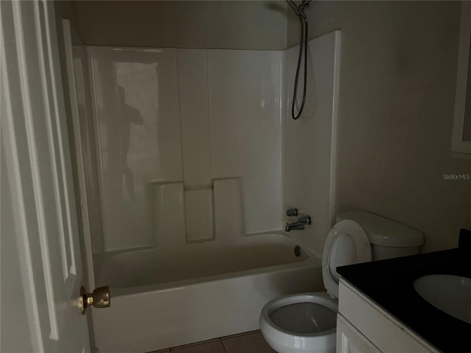 合同活跃: $115,000 (2 贝兹, 1 浴室, 1274 平方英尺)