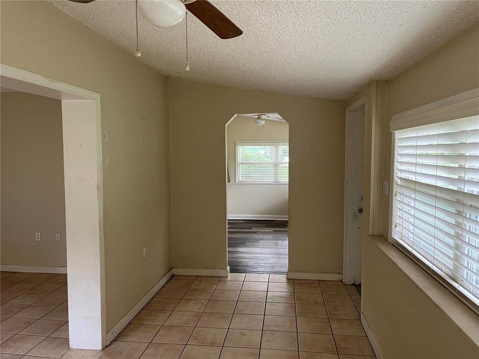 合同活跃: $115,000 (2 贝兹, 1 浴室, 1274 平方英尺)