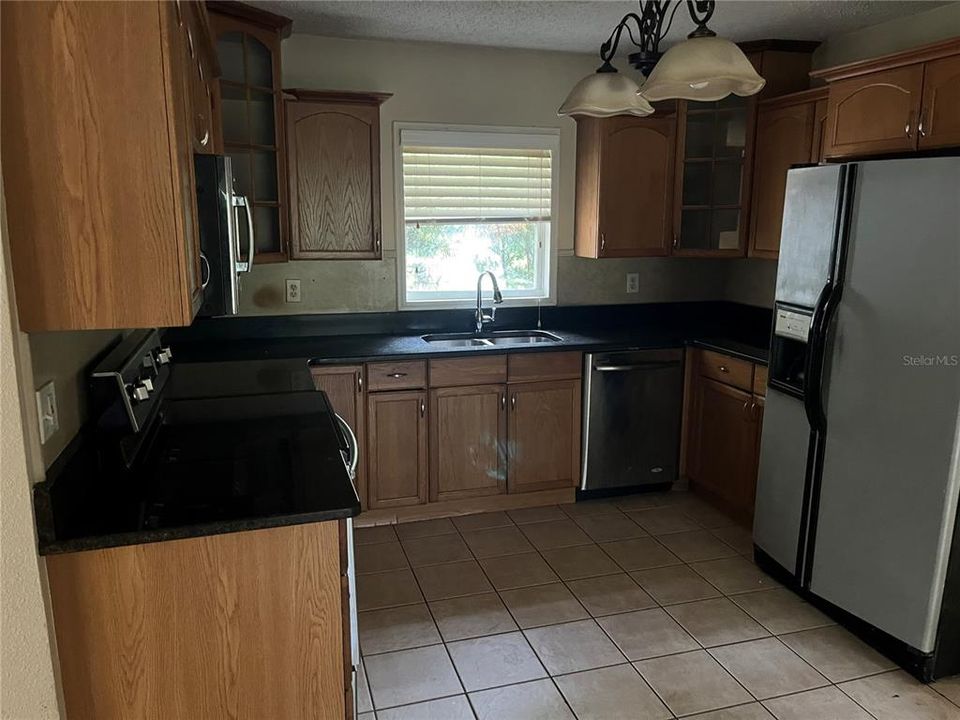 合同活跃: $115,000 (2 贝兹, 1 浴室, 1274 平方英尺)