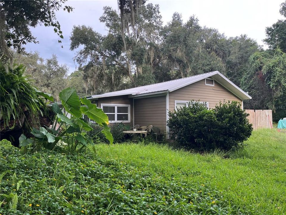 合同活跃: $115,000 (2 贝兹, 1 浴室, 1274 平方英尺)