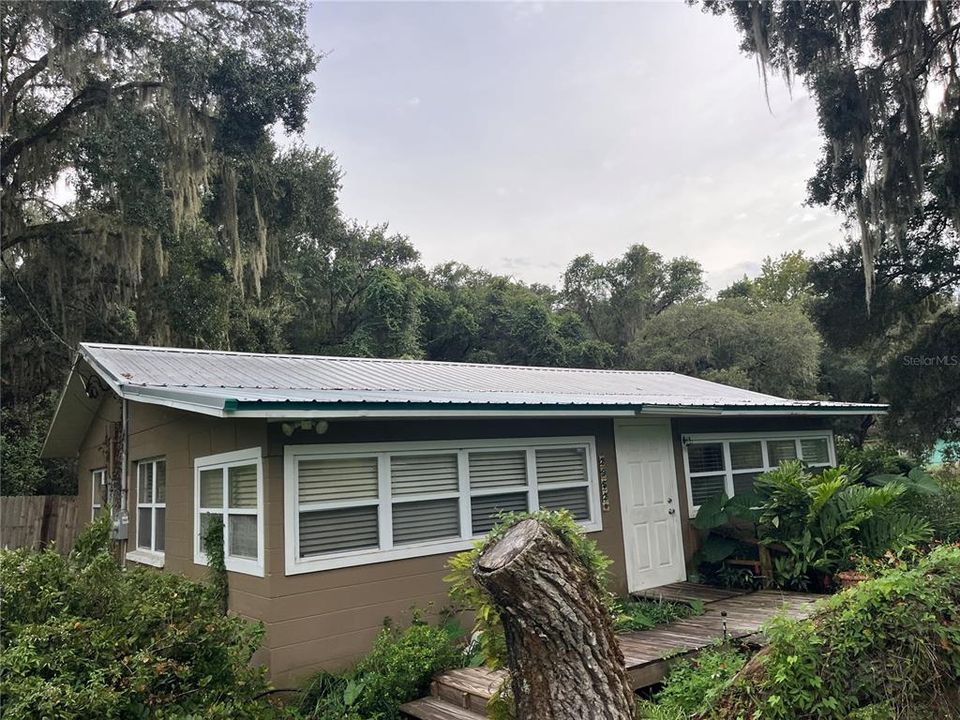 合同活跃: $115,000 (2 贝兹, 1 浴室, 1274 平方英尺)