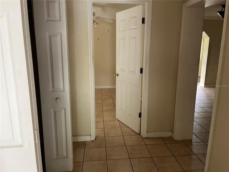 合同活跃: $115,000 (2 贝兹, 1 浴室, 1274 平方英尺)