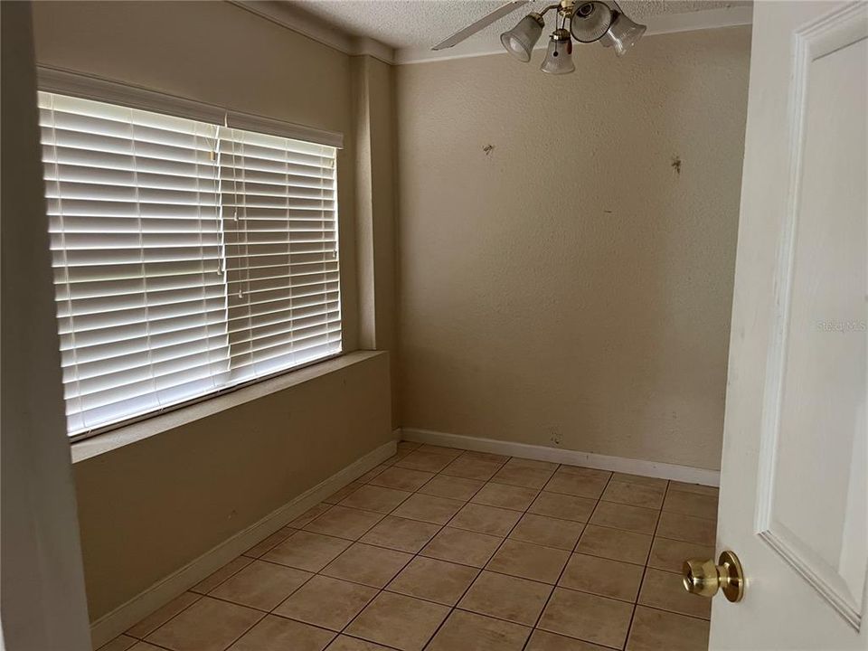 合同活跃: $115,000 (2 贝兹, 1 浴室, 1274 平方英尺)