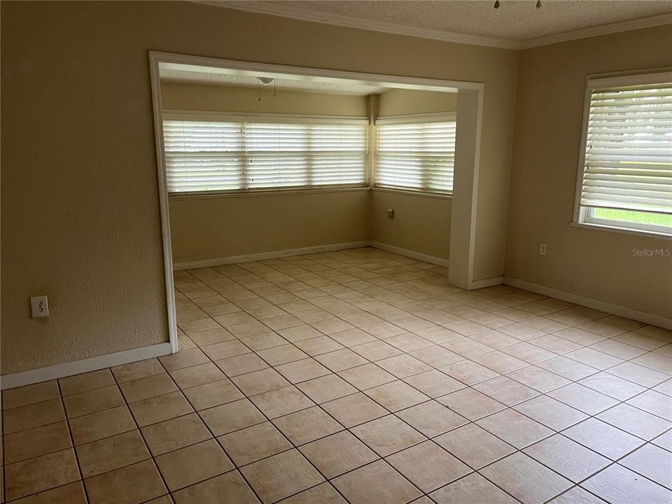 合同活跃: $115,000 (2 贝兹, 1 浴室, 1274 平方英尺)