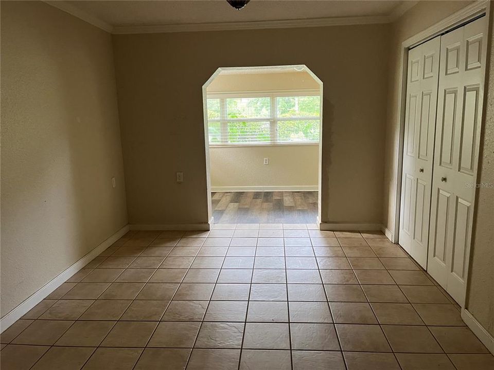 合同活跃: $115,000 (2 贝兹, 1 浴室, 1274 平方英尺)