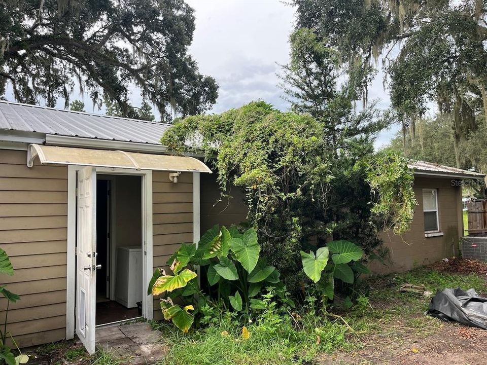 合同活跃: $115,000 (2 贝兹, 1 浴室, 1274 平方英尺)