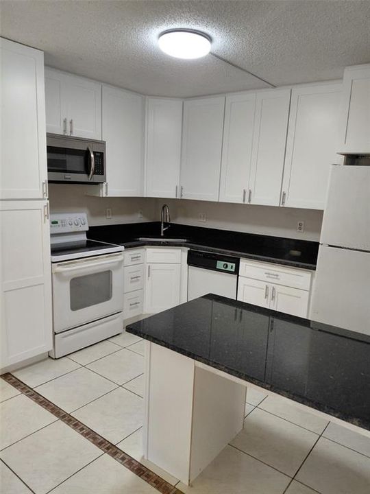 For Rent: $1,300 (1 beds, 1 baths, 926 Square Feet)