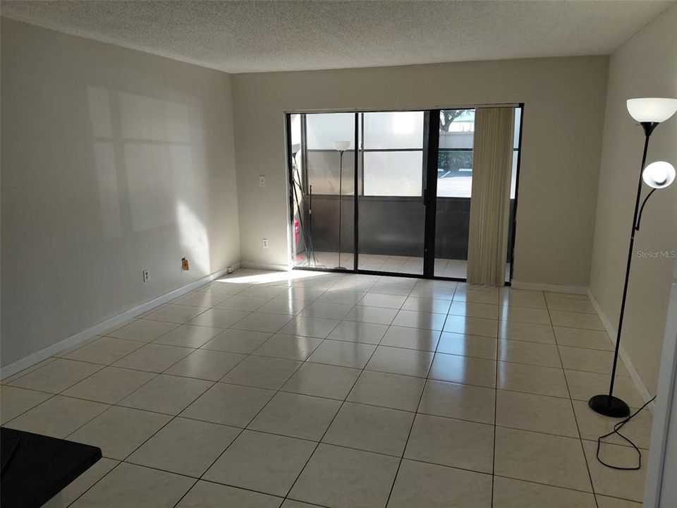 For Rent: $1,300 (1 beds, 1 baths, 926 Square Feet)