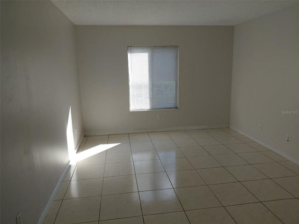 For Rent: $1,300 (1 beds, 1 baths, 926 Square Feet)