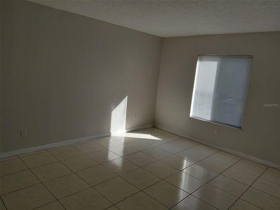 For Rent: $1,300 (1 beds, 1 baths, 926 Square Feet)