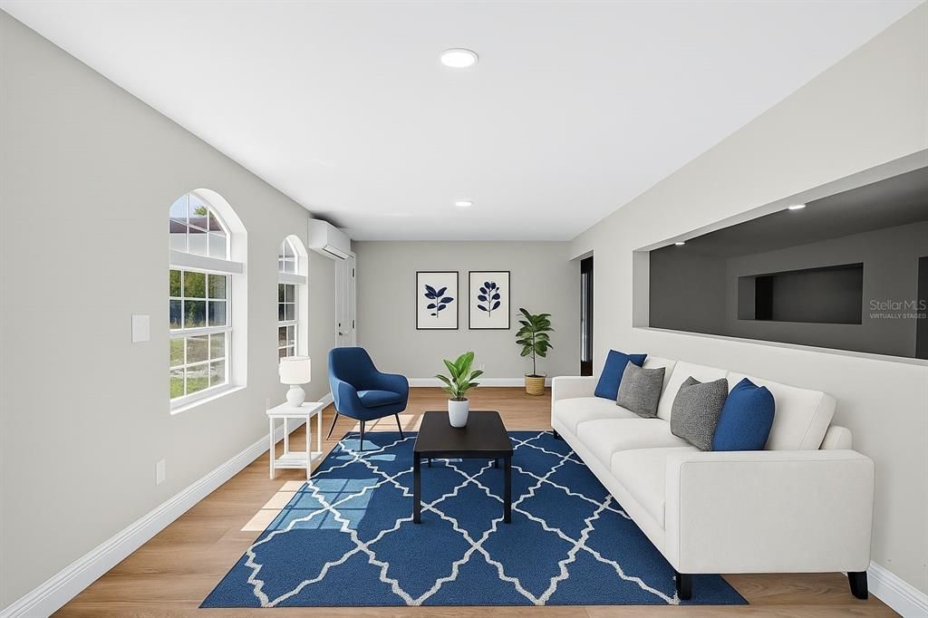 合同活跃: $229,980 (6 贝兹, 3 浴室, 2170 平方英尺)