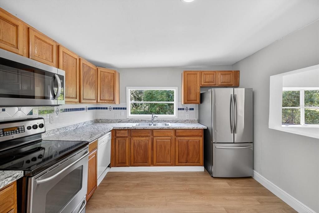 合同活跃: $229,980 (6 贝兹, 3 浴室, 2170 平方英尺)