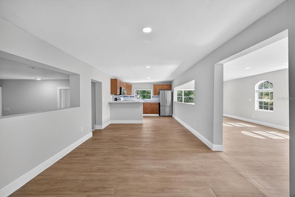 合同活跃: $229,980 (6 贝兹, 3 浴室, 2170 平方英尺)