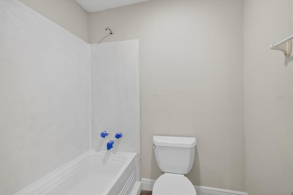 合同活跃: $229,980 (6 贝兹, 3 浴室, 2170 平方英尺)