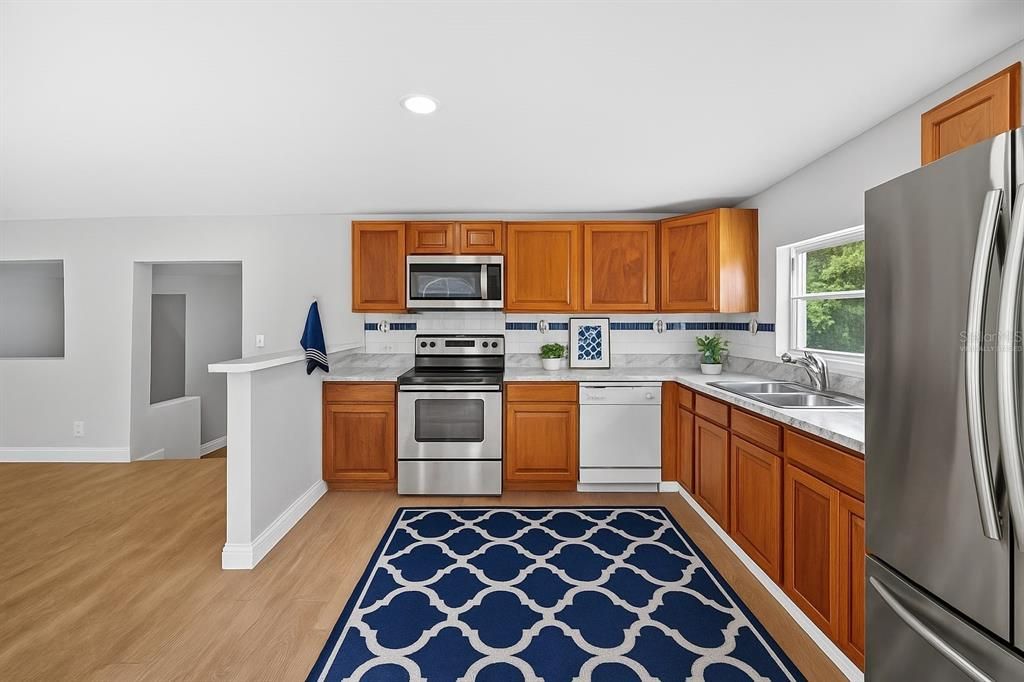 合同活跃: $229,980 (6 贝兹, 3 浴室, 2170 平方英尺)