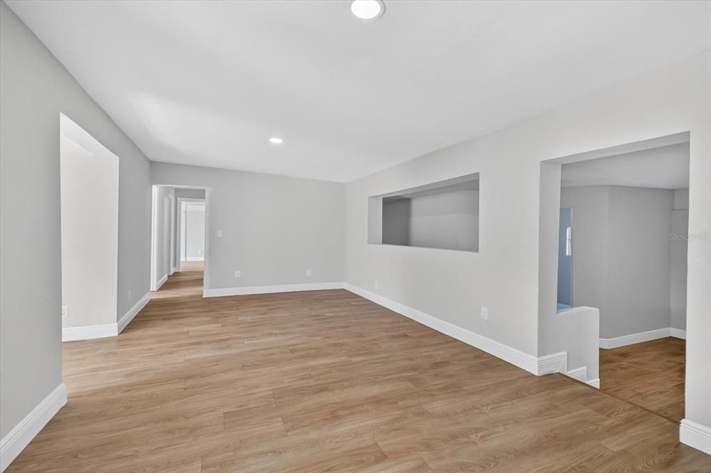 合同活跃: $229,980 (6 贝兹, 3 浴室, 2170 平方英尺)