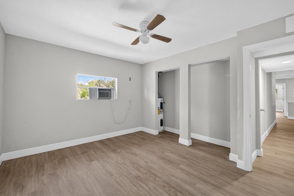 合同活跃: $229,980 (6 贝兹, 3 浴室, 2170 平方英尺)