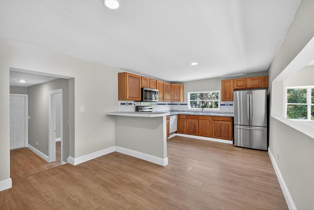 合同活跃: $229,980 (6 贝兹, 3 浴室, 2170 平方英尺)