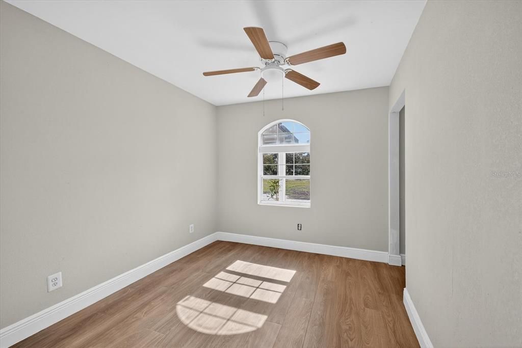 合同活跃: $229,980 (6 贝兹, 3 浴室, 2170 平方英尺)