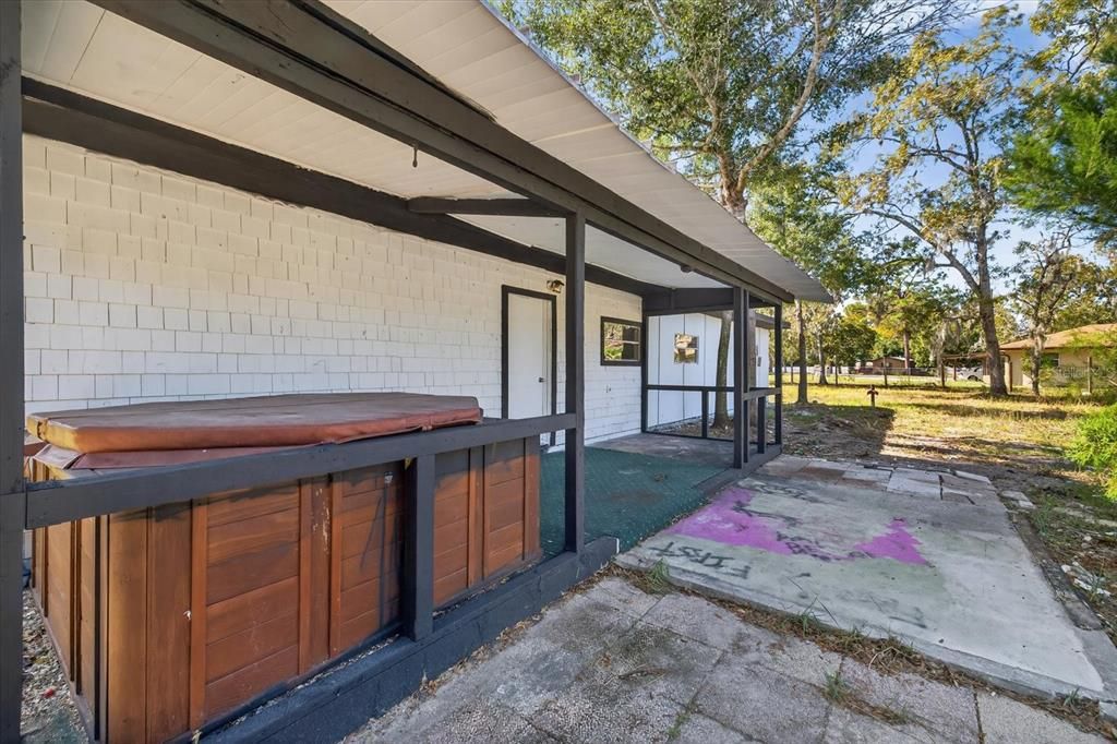 合同活跃: $229,980 (6 贝兹, 3 浴室, 2170 平方英尺)