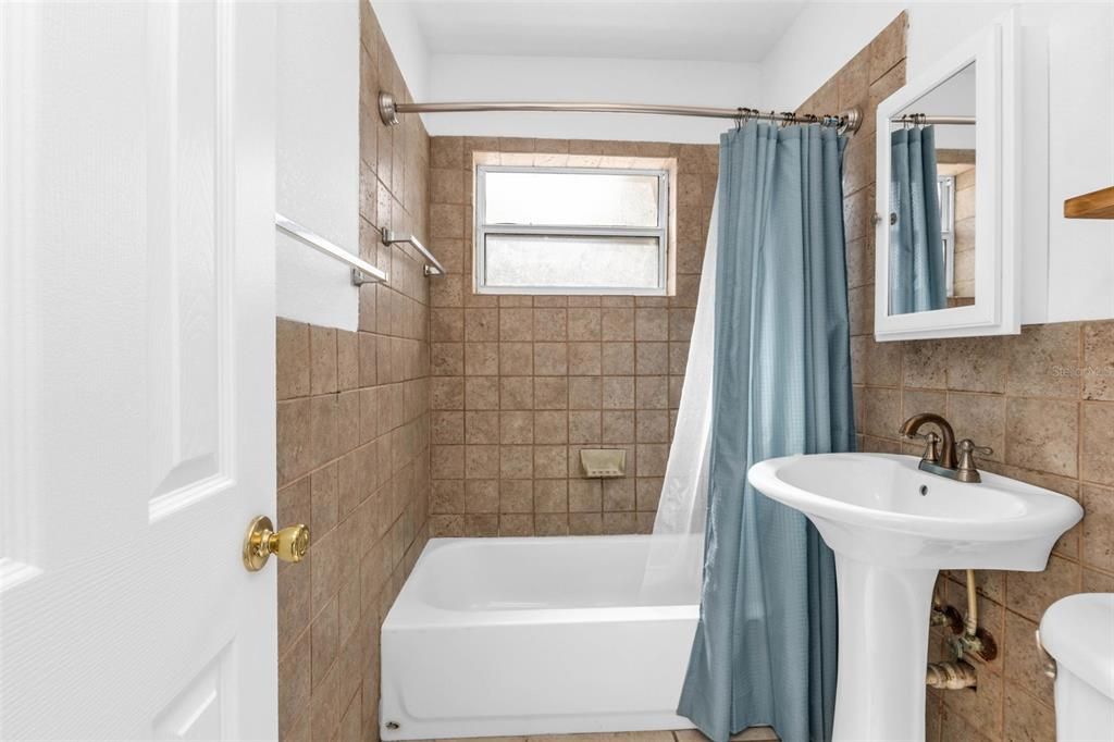 For Sale: $179,900 (2 beds, 1 baths, 1020 Square Feet)