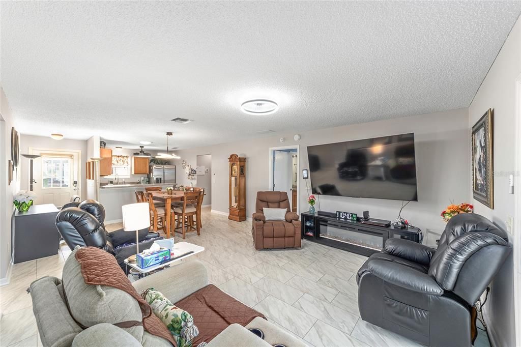 На продажу: $309,750 (3 спален, 2 ванн, 1231 Квадратных фут)