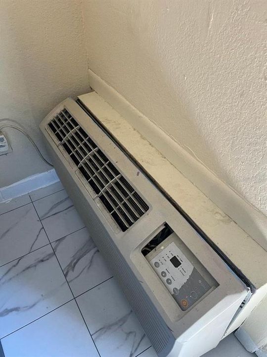 For Rent: $1,100 (1 beds, 1 baths, 351 Square Feet)