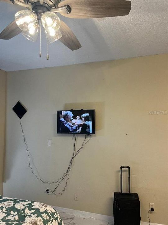 For Rent: $1,100 (1 beds, 1 baths, 351 Square Feet)