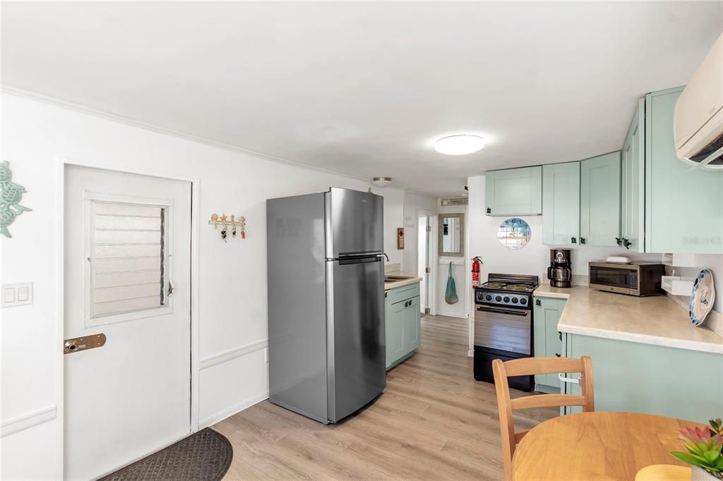 For Sale: $315,000 (2 beds, 1 baths, 412 Square Feet)