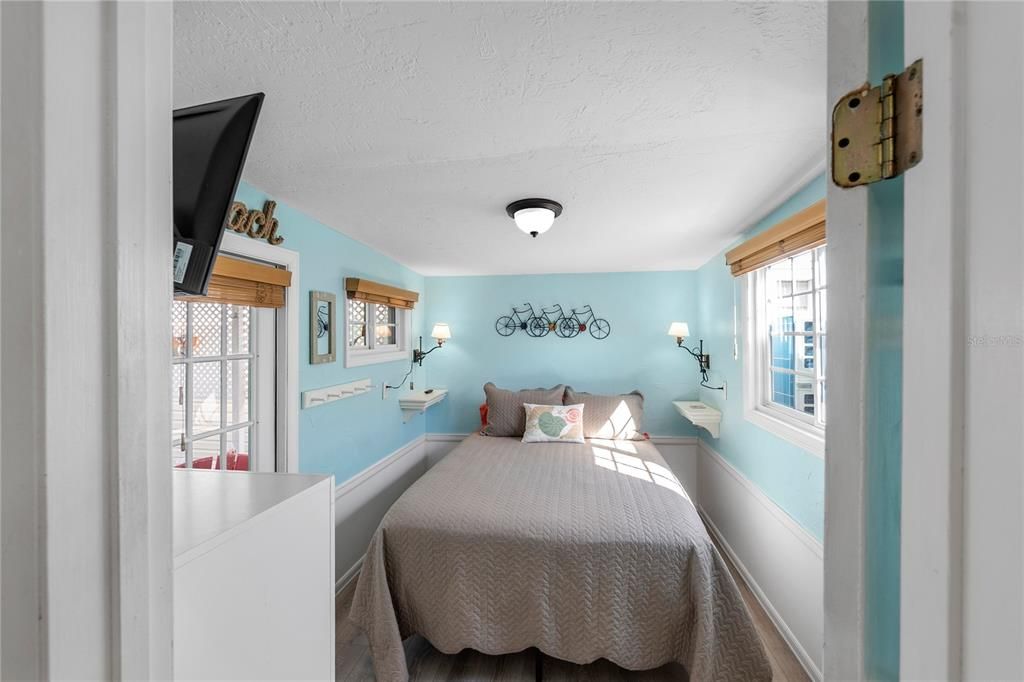 For Sale: $315,000 (2 beds, 1 baths, 412 Square Feet)