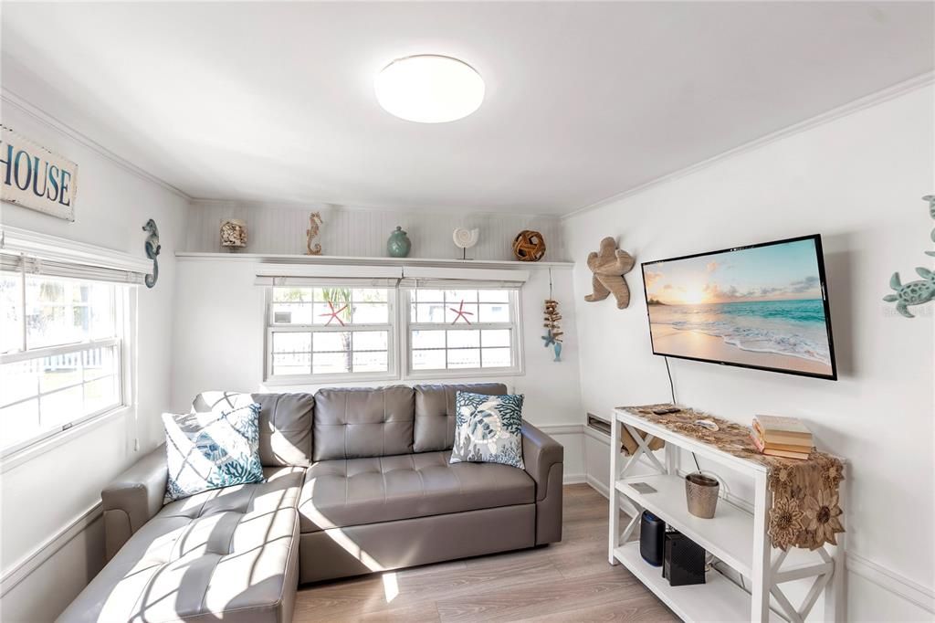 For Sale: $315,000 (2 beds, 1 baths, 412 Square Feet)