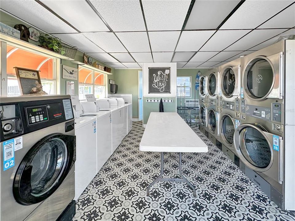 For Sale: $315,000 (2 beds, 1 baths, 412 Square Feet)