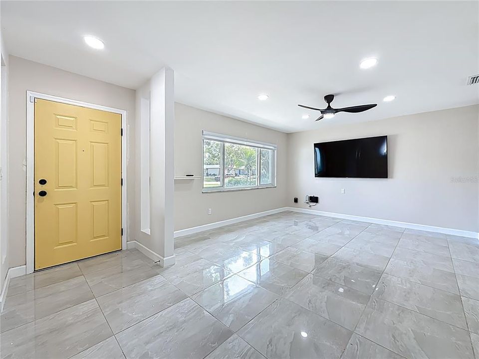 合同活跃: $389,900 (3 贝兹, 2 浴室, 1196 平方英尺)