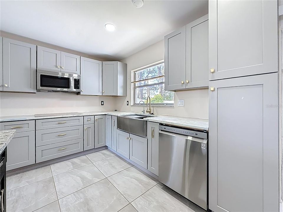 合同活跃: $389,900 (3 贝兹, 2 浴室, 1196 平方英尺)