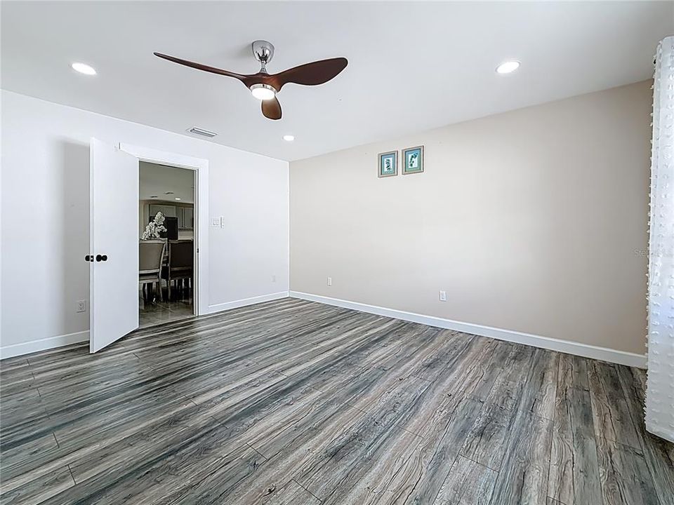 合同活跃: $389,900 (3 贝兹, 2 浴室, 1196 平方英尺)